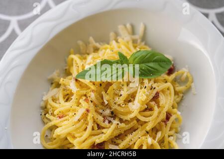 Les pâtes Carbonara, spaghetti à la pancetta, l'oeuf dur, le parmesan et la crème. La cuisine traditionnelle italienne. Pasta alla carbonara Banque D'Images