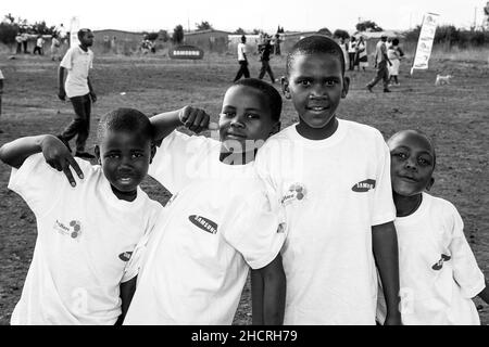 Johannesburg, Afrique du Sud - 21 octobre 2008 : jeunes enfants africains posant pour une photo sur le terrain de jeu de l'école Banque D'Images