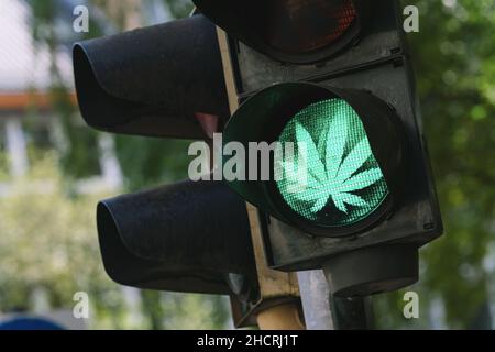 Feu de signalisation avec panneau indiquant marijuana ou cannabis Banque D'Images