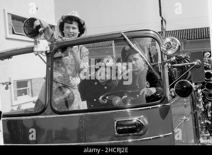 Vers 1957 - Hollywood, Californie, Etats-Unis - BETTY WHITE visite le service des incendies pour son émission télévisée "Date with the Angels".(Image du crédit : © Globe photos/ZUMA Wire) Banque D'Images