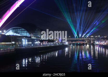 Newcastle upon Tyne, Royaume-Uni, 31 décembre 2021. Salon de la lumière laser de la Saint-Sylvestre. Credit: DEW/Alamy Live News Banque D'Images