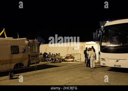 Sicile, Italie.31st décembre 2021.Les derniers migrants sont arrivés en Sicile au cours du dernier jour de l'année.Les sauveteurs de la “Sea-Watch 3” avec 440 personnes à bord ont dû attendre 8 jours pour se voir attribuer un port de sécurité.Maintenant ils sont autorisés à entrer dans la ville sicilienne de Pozzallo.il y avait plus de 200 enfants à bord, 167 d'entre eux sans parents ou compagnons.Ils sont tous allés en mer dans de petits bateaux en Libye.Beaucoup d'entre eux viennent de pays au sud du Sahara.Crédit : Alessio Tricani/Alay Live News Banque D'Images