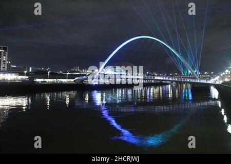 Newcastle upon Tyne, Royaume-Uni, 31 décembre 2021. Salon de la lumière laser de la Saint-Sylvestre. Credit: DEW/Alamy Live News Banque D'Images