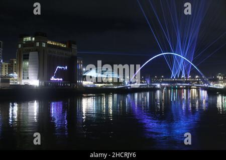 Newcastle upon Tyne, Royaume-Uni, 31 décembre 2021. Salon de la lumière laser de la Saint-Sylvestre. Credit: DEW/Alamy Live News Banque D'Images