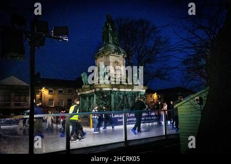 Lancaster, Royaume-Uni.31st décembre 2021.Patinage sur glace à la Saint-Sylvestre sur l'anneau de glace Tempoarty à Dalton Square Lancaster crédit: PN News/Alamy Live News Banque D'Images