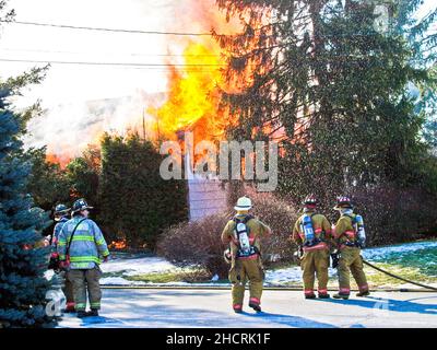 Pompier au feu de travail avec des flammes dramatiques Banque D'Images