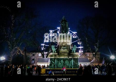 Lancaster, Royaume-Uni.31st décembre 2021.Patinage sur glace à la Saint-Sylvestre sur l'anneau de glace Tempoarty à Dalton Square Lancaster crédit: PN News/Alamy Live News Banque D'Images