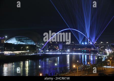 Newcastle upon Tyne, Royaume-Uni, 31 décembre 2021. Salon de la lumière laser de la Saint-Sylvestre. Credit: DEW/Alamy Live News Banque D'Images