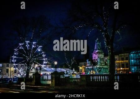 Lancaster, Royaume-Uni.31st décembre 2021.Patinage sur glace à la Saint-Sylvestre sur l'anneau de glace Tempoarty à Dalton Square Lancaster crédit: PN News/Alamy Live News Banque D'Images