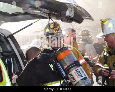 Pompiers sur place, fumée, pas d'incendie. Banque D'Images