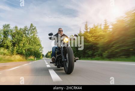 hachoir de moto sur la route avec vitesse de mouvement lors d'une visite de moto. copyspace pour votre texte individuel. Banque D'Images