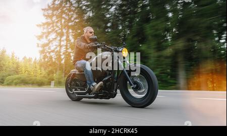 Moto de moto de vélo sur une route vide à la journée ensoleillée Banque D'Images