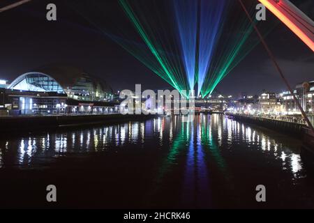 Newcastle upon Tyne, Royaume-Uni, 31 décembre 2021. Salon de la lumière laser de la Saint-Sylvestre. Credit: DEW/Alamy Live News Banque D'Images