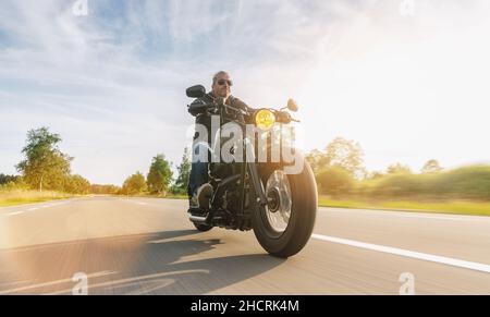 Conducteur de moto sur l'autoroute, en Europe centrale. Banque D'Images