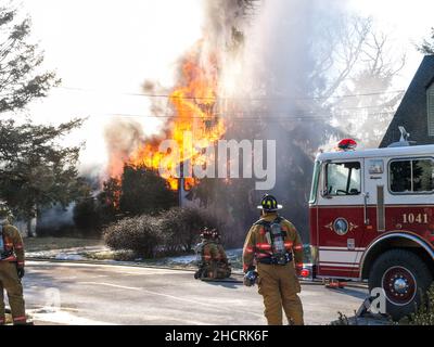 Pompier au feu de travail avec des flammes dramatiques Banque D'Images