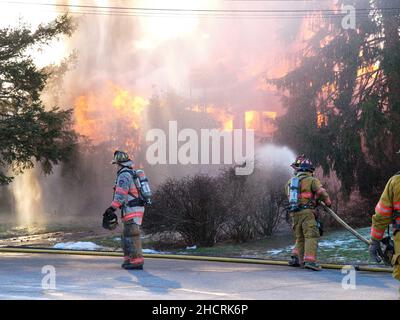 Pompier au feu de travail avec des flammes dramatiques Banque D'Images