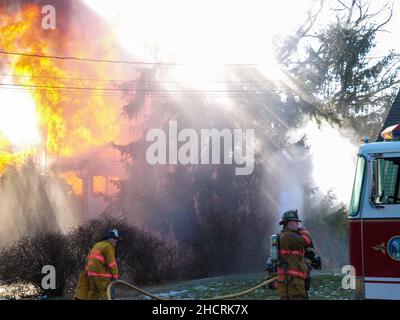 Pompier au feu de travail avec des flammes dramatiques Banque D'Images