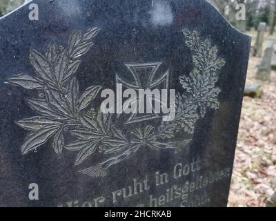 Eisernes Kreuz an einem Grabstein auf dem Soldatenfriedhof in Görlitz am 31.12.2021 Banque D'Images