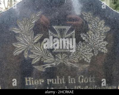 Eisernes Kreuz an einem Grabstein auf dem Soldatenfriedhof in Görlitz am 31.12.2021 Banque D'Images