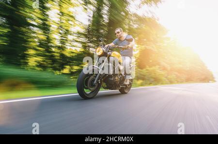 moto moderne de brouilleur sur la route de la moto au coucher du soleil. copyspace pour votre texte individuel. Banque D'Images