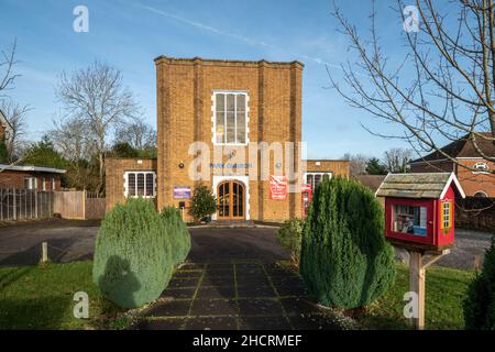 Park Church, une église évangélique avec une mini bibliothèque gratuite à l'extérieur, à Aldershot, Hampshire, Angleterre, Royaume-Uni Banque D'Images