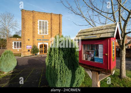 Park Church, une église évangélique avec une mini bibliothèque gratuite à l'extérieur, à Aldershot, Hampshire, Angleterre, Royaume-Uni Banque D'Images