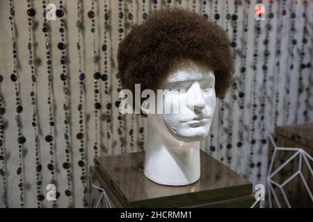 Wigs hommes dans une fenêtre de magasin Banque D'Images