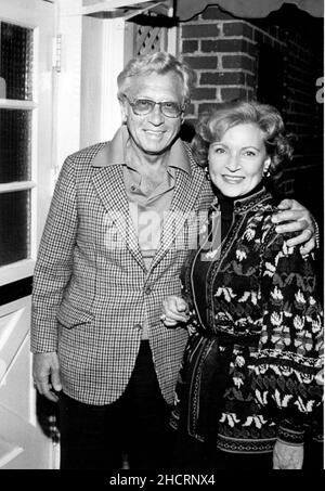 Vers 1975, Hollywood, Californie, Etats-Unis: Mari et femme BETTY WHITE et ALLEN LUDDEN.(Credit image: © Globe photos via ZUMA Press Wire) Banque D'Images