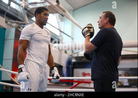 Photo du dossier datée du 12/09/18 du boxeur Anthony Joshua (à gauche) avec Robert McCracken, directeur de la performance, British amateur Boxing Association, qui a été nommé commandant de l'ordre de l'Empire britannique (CBE) pour les services à la boxe dans la liste des honneurs du nouvel an.Date de publication : vendredi 31 décembre 2021. Banque D'Images