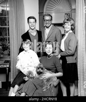 Vers 1975, Hollywood, Californie, Etats-Unis: Actrice américaine et comédienne BETTY WHITE avec sa famille.La famille Ludden, SARAH, DAVID, mari ALLEN, MARTHA,BETTY WHITE, et leurs chiens, Willie et Emma.(Credit image: © Globe photos/ZUMA Press Wire) Banque D'Images