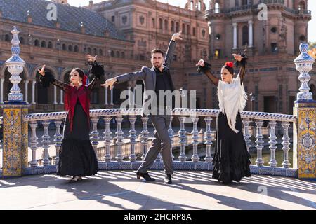 Les gens dansant le flamenco au milieu d'un pont traditionnel Banque D'Images