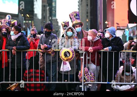 New York, États-Unis.31st décembre 2021.Les fêtards se rassemblent dans Times Square pour célébrer la Saint-Sylvestre, New York, NY, 31 décembre 2021.La ville de New York limite le nombre de personnes qui peuvent assister à la fête du nouvel an dans Times Square à 15 000 en raison de la montée en puissance de la variante Omicron de la COVID-19.(Photo par Anthony Behar/Sipa USA) crédit: SIPA USA/Alay Live News Banque D'Images