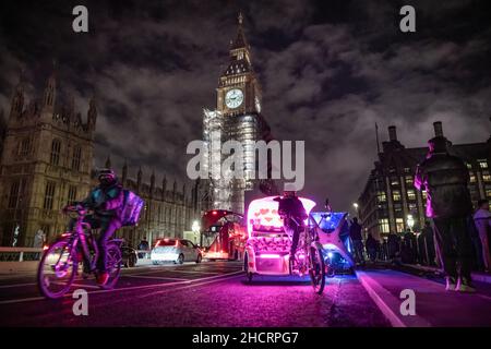 Londres, Royaume-Uni.31st décembre 2021.Saint-Sylvestre : une foule réduite dans la ville voit un pont de Westminster presque tranquille.Credit: Guy Corbishley/Alamy Live News Banque D'Images