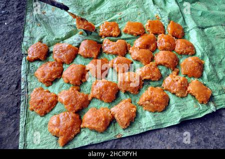 New Delhi, Inde.31st décembre 2021.Les agriculteurs d'un moulin à sucre, à la périphérie de la capitale de New Delhi, traitent la jaggery, qui est de sucre de canne traditionnel avec une couleur brune qui a consommé dans le sous-continent indien et l'Asie du Sud-est.Le 31 décembre 2021 à Khatoli, en Inde.(Photo de Ravi Batra/ Eyepix Group) crédit: EYEPIX Group/Alay Live News Banque D'Images