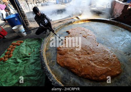 New Delhi, Inde.31st décembre 2021.Les agriculteurs d'un moulin à sucre, à la périphérie de la capitale de New Delhi, traitent la jaggery, qui est de sucre de canne traditionnel avec une couleur brune qui a consommé dans le sous-continent indien et l'Asie du Sud-est.Le 31 décembre 2021 à Khatoli, en Inde.(Photo de Ravi Batra/ Eyepix Group) crédit: EYEPIX Group/Alay Live News Banque D'Images