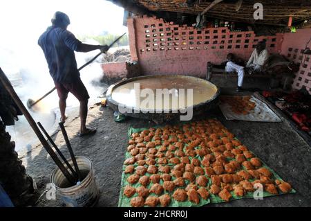 New Delhi, Inde.31st décembre 2021.Les agriculteurs d'un moulin à sucre, à la périphérie de la capitale de New Delhi, traitent la jaggery, qui est de sucre de canne traditionnel avec une couleur brune qui a consommé dans le sous-continent indien et l'Asie du Sud-est.Le 31 décembre 2021 à Khatoli, en Inde.(Photo de Ravi Batra/ Eyepix Group) crédit: EYEPIX Group/Alay Live News Banque D'Images
