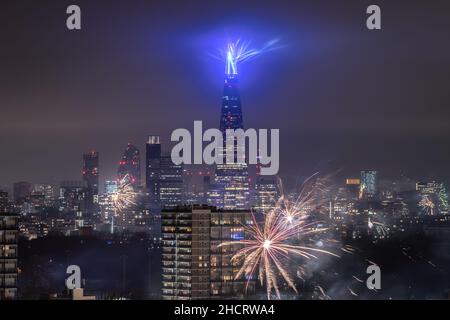 Londres, Royaume-Uni.1st janvier 2022.Feux d'artifice du nouvel an : un éclairage spectaculaire de Shard avec des feux d'artifice locaux qui se voient dans le nouvel an.Credit: Guy Corbishley/Alamy Live News Banque D'Images