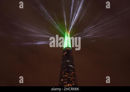 Londres, Royaume-Uni 1st janvier 2022.Le spectacle de lumière du nouvel an sur le bâtiment Shard marque l'arrivée de 2022.Credit: Vuk Valcic / Alamy Live News Banque D'Images