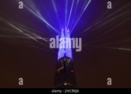 Londres, Royaume-Uni 1st janvier 2022.Le spectacle de lumière du nouvel an sur le bâtiment Shard marque l'arrivée de 2022. Banque D'Images