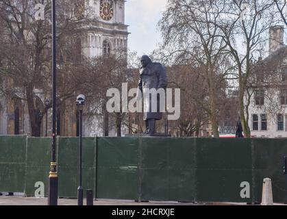 Londres, Royaume-Uni 31st décembre 2021.De grandes barrières ont été érigées autour de la place du Parlement pour empêcher les gens de se rassembler pour la Saint-Sylvestre, alors que la variante Omicron du coronavirus se propage dans le monde entier. Banque D'Images