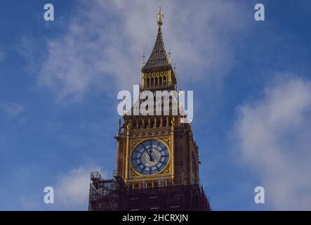 Londres, Royaume-Uni 31st décembre 2021.Big Ben a sonné pour la première fois en quatre ans à 12 heures.Ce monument emblématique, officiellement appelé la tour Elizabeth, est en cours de rénovation depuis 2017 et les travaux devraient être terminés au début de 2022.Big Ben sonna de nouveau à minuit pour marquer la nouvelle année. Banque D'Images