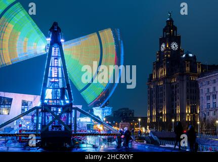 Longue exposition d'une foire amusante en face du bâtiment Liver pendant le festival de glace de Pier Head Banque D'Images