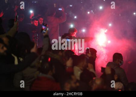 Düsseldorf, Allemagne.01st janvier 2022.De nombreuses personnes célèbrent la Saint-Sylvestre sur le Rhin à Düsseldorf.Un jeune homme tient un péroniste dans sa main.Crédit : David Young/dpa/Alay Live News Banque D'Images