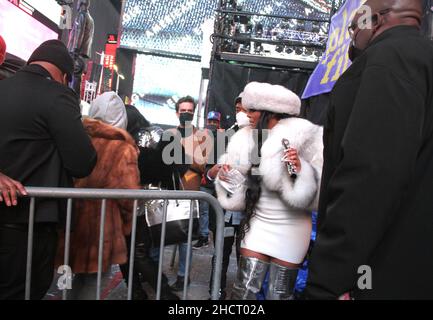 New York, États-Unis.31st décembre 2021.(NOUVEAU) Ja Rule et Ashanti se sont produits en direct au ball Drop sur la New‚'„'s Eve à Times Square.31 décembre 2021, New York, Etats-Unis : rappeur américain, chanteur,L'auteur-compositeur et comédien Jeffrey Bruce Atkins, connu sous le nom de‚ â« Ja Ruleâ‚ » et Ashanti Shequoiya Douglas, un chanteur, auteur-compositeur et actrice américain, se produit en direct pendant le bal Drop on New‚ ans Eve„ at Times Square, New York.Seulement environ 15 000 personnes avec la preuve de vaccination et l'utilisation des masques faciaux sont autorisés à se rassembler autour de Times Square dans un effort pour contenir la propagation d'Omicron, le nouveau COVID-19 Banque D'Images