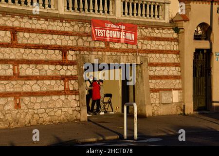 Marseille, France.30th décembre 2021.Les gens sont vus dans un garage, le transformant en un centre de projection pour Covid- 19.À la fin de l'année, les autorités sanitaires invitent toutes les personnes vaccinées ou non vaccinées à effectuer un test Covid-19 et un test d'antigène, réaction en chaîne de la polymérase « PCR » dans les heures précédant les vacances.(Photo de Gerard Bottino/SOPA Images/Sipa USA) crédit: SIPA USA/Alay Live News Banque D'Images