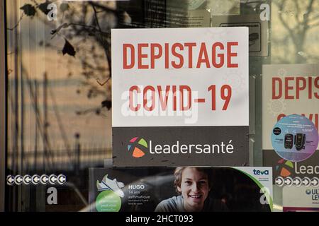 Marseille, France.30th décembre 2021.Un écriteau est visible sur la fenêtre de l'entrée de la pharmacie de l'Estaque qui dit « Covid-19 ».À la fin de l'année, les autorités sanitaires invitent toutes les personnes vaccinées ou non vaccinées à effectuer un test Covid-19 et un test d'antigène, réaction en chaîne de la polymérase « PCR » dans les heures précédant les vacances.Crédit : SOPA Images Limited/Alamy Live News Banque D'Images