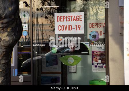 Marseille, France.30th décembre 2021.Un écriteau est visible sur la fenêtre de l'entrée de la pharmacie de l'Estaque qui dit « Covid-19 ».À la fin de l'année, les autorités sanitaires invitent toutes les personnes vaccinées ou non vaccinées à effectuer un test Covid-19 et un test d'antigène, réaction en chaîne de la polymérase « PCR » dans les heures précédant les vacances.Crédit : SOPA Images Limited/Alamy Live News Banque D'Images