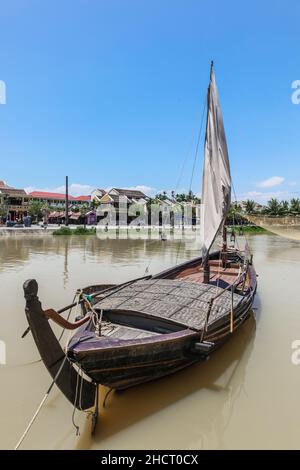 Un voilier traditionnel dans la rivière Thu bon à Hoi an Vietnam.Hoi an est un port de commerce historique qui est une destination touristique étonnante. Banque D'Images