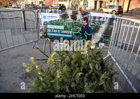 Marseille, France.30th décembre 2021.Une bannière est visible sur l'une des barrières délimitant le périmètre dédié à la collecte des arbres de Noël pour empêcher le déversement illégal et agir en faveur de l'environnement, la métropole d'Aix-Marseille a déployé 239 points de collecte d'arbres de Noël.Dans les environs de Marseille, les résidents auront la possibilité de déposer leur arbre de Noël.Crédit : SOPA Images Limited/Alamy Live News Banque D'Images