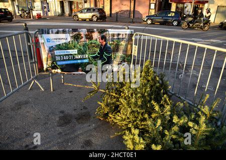 Marseille, France.30th décembre 2021.Une bannière est visible sur l'une des barrières délimitant le périmètre dédié à la collecte des arbres de Noël pour empêcher le déversement illégal et agir en faveur de l'environnement, la métropole d'Aix-Marseille a déployé 239 points de collecte d'arbres de Noël.Dans les environs de Marseille, les résidents auront la possibilité de déposer leur arbre de Noël.Crédit : SOPA Images Limited/Alamy Live News Banque D'Images